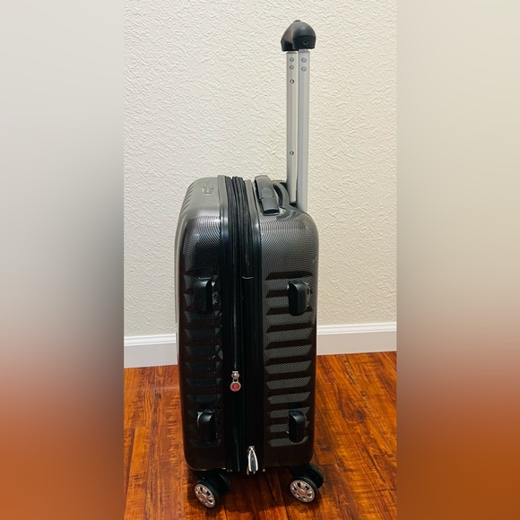 New Rockland Expandable Spinner Wheel Luggage, Carbon, Carry-On 20-Inch - Picture 3 of 13